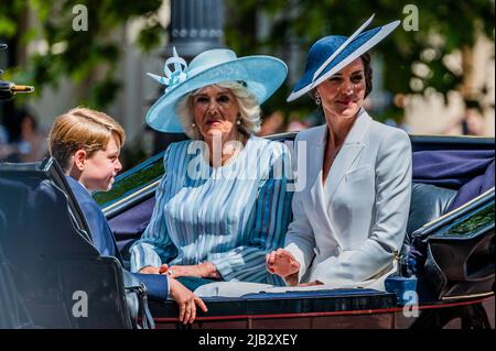 Londres, Royaume-Uni. 2nd juin 2022. Trooping la couleur dans le cadre des célébrations du Jubilé de platine de la Reine jeudi prochain. Les gardes irlandais du bataillon de 1st fournissent leurs nouvelles couleurs. Crédit : Guy Bell/Alay Live News Banque D'Images