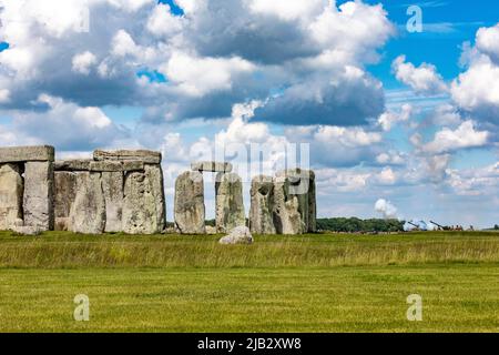 Un salut royal est tiré à Stonehenge le 02 juin 2022 dans le cadre des célébrations du Jubilé de platine pour HM la Reine. Banque D'Images