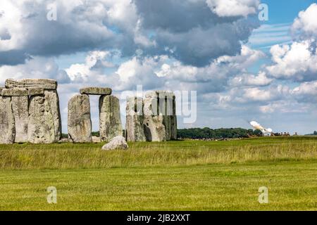 Un salut royal est tiré à Stonehenge le 02 juin 2022 dans le cadre des célébrations du Jubilé de platine pour HM la Reine. Banque D'Images