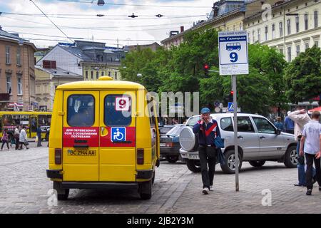 Minibus et piétons dans le centre-ville, Lviv, Ukraine Banque D'Images