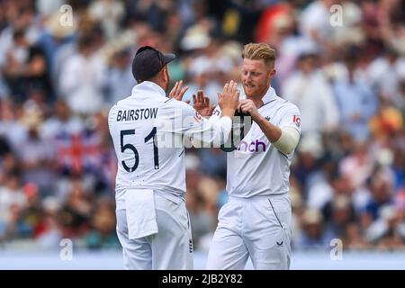 Ben Stokes et Jonny Bairstow, d'Angleterre, célèbrent la sortie de la Nouvelle-Zélande Banque D'Images