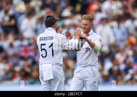 Ben Stokes et Jonny Bairstow, d'Angleterre, célèbrent la sortie de la Nouvelle-Zélande, le 6/2/2022. (Photo de Mark Cosgrove/News Images/Sipa USA) crédit: SIPA USA/Alay Live News Banque D'Images