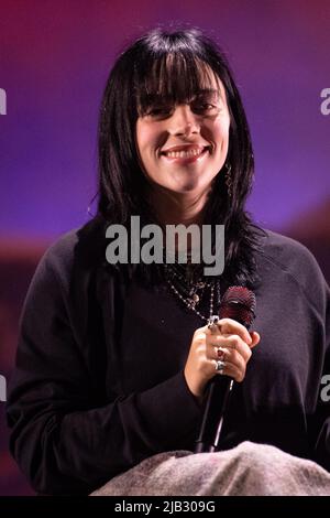 Bonn, Allemagne. 01st juin 2022. La pop star Billie Eilish chante sur scène. Le musicien a donné un concert acoustique à Telekom Electronic Beats avant le début de sa tournée européenne. Credit: Marius Becker/dpa/Alay Live News Banque D'Images