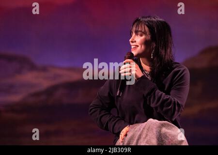 Bonn, Allemagne. 01st juin 2022. La pop star Billie Eilish chante sur scène. Le musicien a donné un concert acoustique à Telekom Electronic Beats avant le début de sa tournée européenne. Credit: Marius Becker/dpa/Alay Live News Banque D'Images