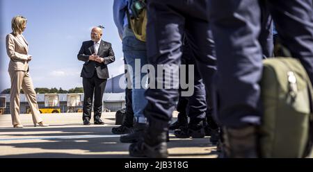 Eindhoven, pays-Bas. 2nd juin 2022. 2022-06-02 16:04:14 EINDHOVEN - Ministre de la Défense Kajsa Ollongren et procureur en chef de la CPI Karim Khan à l'arrivée de l'équipe d'enquête judiciaire de la Royal Netherlands Marechaussee de Kiev. L'équipe d'enquête a contribué à l'enquête approfondie sur les crimes de guerre commis en Ukraine. ANP ROB ENGELAAR pays-bas - belgique OUT crédit: ANP/Alay Live News Banque D'Images