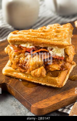 Sandwich maison au poulet et au gaufré avec bacon et sirop Banque D'Images