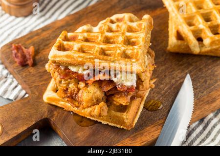 Sandwich maison au poulet et au gaufré avec bacon et sirop Banque D'Images