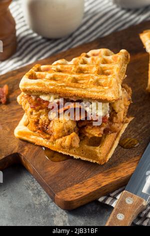 Sandwich maison au poulet et au gaufré avec bacon et sirop Banque D'Images