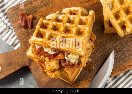 Sandwich maison au poulet et au gaufré avec bacon et sirop Banque D'Images