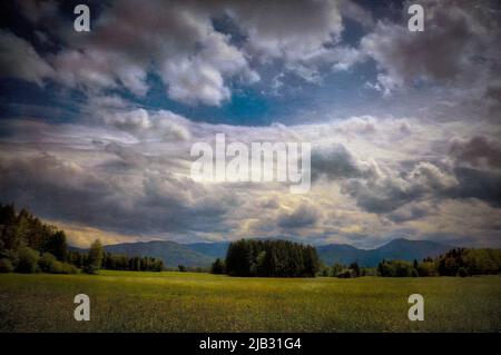 ART CONTEMPORAIN: Big Sky sur Loisach Moor près de Bichl, Oberbayern, Allemagne Banque D'Images