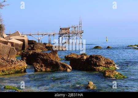 Côte du Trabocchi, Trabocco à Marina di San Vito Chietino, Abruzzes, Italie. Le Trabocco est une maison de pêche traditionnelle en bois Banque D'Images