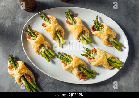 Apéritif à la pâte feuilletée aux asperges maison avec prosciutto et fromage Banque D'Images