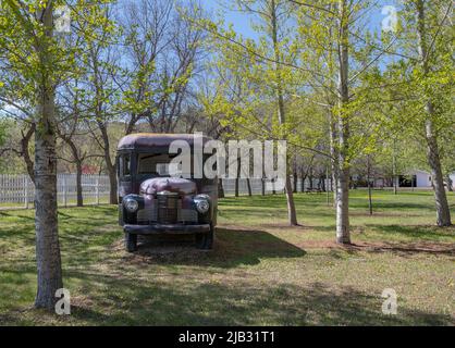 Ancien autobus scolaire abandonné à East Coulee, dans la vallée de la rivière Red Deer Banque D'Images