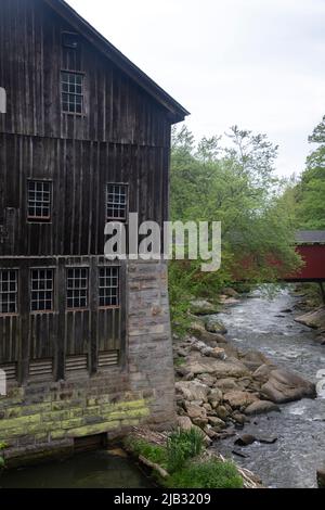 McConnells Mill est un parc national populaire dans l'ouest de Pennsylvanis. Ses points de repère dominants sont le moulin à grate et le pont couvert de rouge qui traverse Slipper Banque D'Images