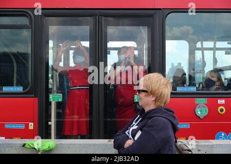 Londres, Royaume-Uni. 02nd juin 2022. Les gens à l'intérieur d'un bus prennent des photos du survol de la ville de Londres pendant les célébrations du Jubilé de platine de la reine Elizabeth de Grande-Bretagne pour marquer le 70th anniversaire de son accession au trône le 6 février 1952, à Londres. Crédit : SOPA Images Limited/Alamy Live News Banque D'Images