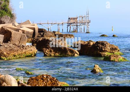 Côte du Trabocchi, Trabocco à Marina di San Vito Chietino, Abruzzes, Italie. Le Trabocco est une maison de pêche traditionnelle en bois Banque D'Images