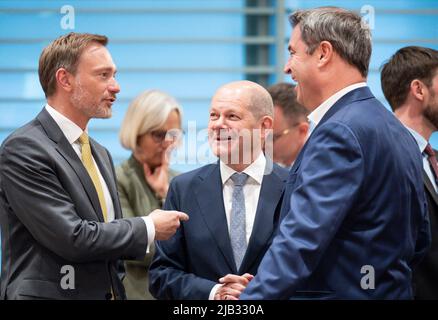 Berlin, Allemagne. 02nd juin 2022. Markus Söder (CSU - r), ministre-président de la Bavière et président du CSU, s'entretient avec le chancelier OLAF Scholz (SPD) et Christian Lindner (FDP - l), ministre fédéral des Finances, avant le début de la Conférence des présidents des ministres au bureau du chancelier. Credit: Michael Kappeller/dpa/Alay Live News Banque D'Images