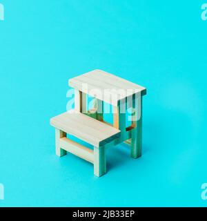 gros plan d'un bureau d'école en bois sur fond bleu avec un espace vide autour Banque D'Images