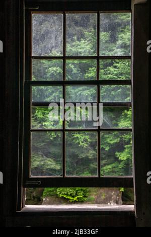 McConnells Mill est un parc national populaire dans l'ouest de Pennsylvanis. Ses points de repère dominants sont le moulin à grate et le pont couvert de rouge qui traverse Slipper Banque D'Images