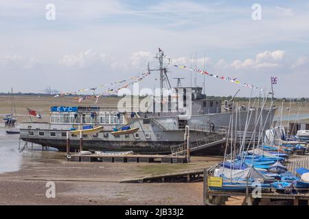 Southend on Sea, Royaume-Uni. 2nd juin 2022. Essex Yacht Club, HMS Wilton, décoré pour le jubilé. Scènes autour de Southend sur la mer tandis que les gens célèbrent le Jubilé de platine de Queens et les vacances de banque. Penelope Barritt/Alamy Live News Banque D'Images