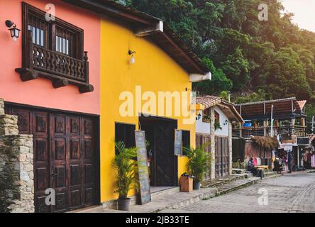 CARACAS, VENEZUELA - Mai 2022: Chalet rustique pittoresque dans la ville de Galipan, Caracas - Venezuela. Concept éco-maison. Banque D'Images