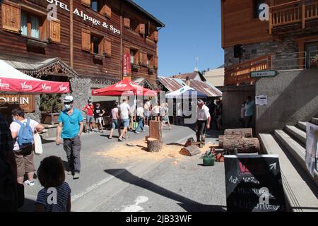 Sculpteur sur bois, Fête du village de Vars Sainte-Marie un 15 août, Hautes-Alpes Banque D'Images