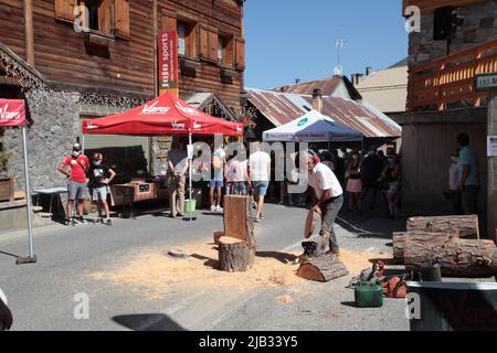 Sculpteur sur bois, Fête du village de Vars Sainte-Marie un 15 août, Hautes-Alpes Banque D'Images