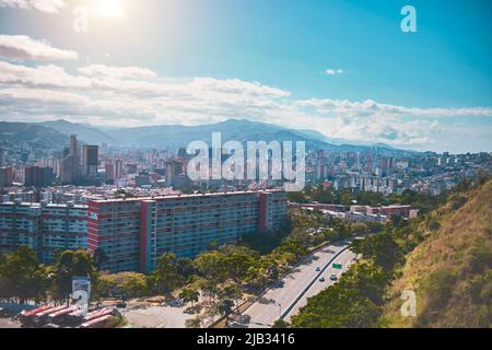 CARACAS, VENEZUELA - Mai 2022: Vue aérienne Avenida Boyaca A.K.A. Cotamil Avenue à Caracas, Venezuela Banque D'Images