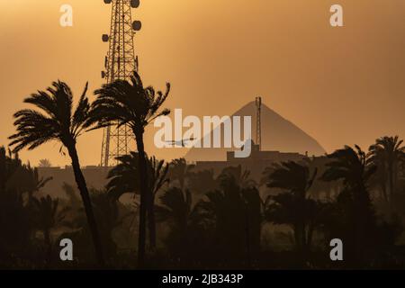 Coucher de soleil sur la pyramide tordue de Dahshur vue du Nil, Égypte Banque D'Images