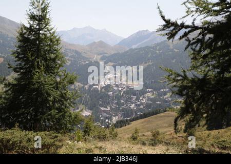 Vars les Claux en été vu du haut de Vars Sainte-Marie, Hautes-Alpes Banque D'Images