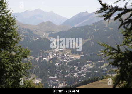 Vars les Claux en été vu du haut de Vars Sainte-Marie, Hautes-Alpes Banque D'Images