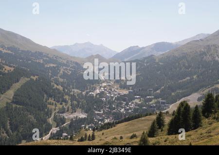 Vars les Claux en été vu du haut de Vars Sainte-Marie, Hautes-Alpes Banque D'Images