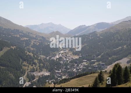 Vars les Claux en été vu du haut de Vars Sainte-Marie, Hautes-Alpes Banque D'Images