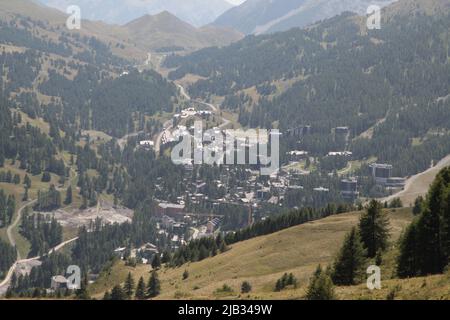 Vars les Claux en été vu du haut de Vars Sainte-Marie, Hautes-Alpes Banque D'Images