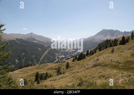 Vars les Claux en été vu du haut de Vars Sainte-Marie, Hautes-Alpes Banque D'Images