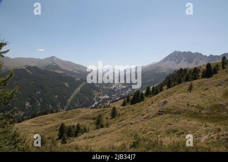 Vars les Claux en été vu du haut de Vars Sainte-Marie, Hautes-Alpes Banque D'Images