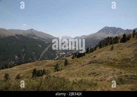 Vars les Claux en été vu du haut de Vars Sainte-Marie, Hautes-Alpes Banque D'Images