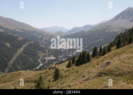 Vars les Claux en été vu du haut de Vars Sainte-Marie, Hautes-Alpes Banque D'Images