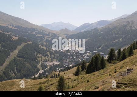 Vars les Claux en été vu du haut de Vars Sainte-Marie, Hautes-Alpes Banque D'Images