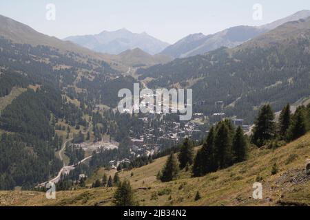 Vars les Claux en été vu du haut de Vars Sainte-Marie, Hautes-Alpes Banque D'Images