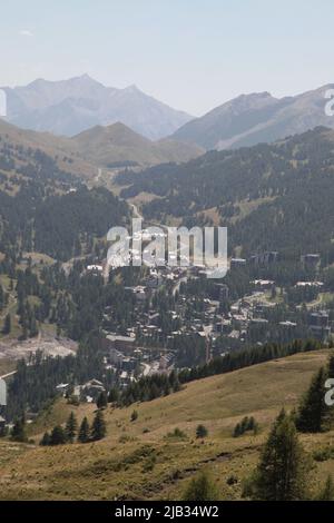 Vars les Claux en été vu du haut de Vars Sainte-Marie, Hautes-Alpes Banque D'Images