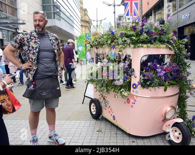 Manchester, Royaume-Uni, 2nd juin 2022. Tuk tuk décoré. Le Manchester Flower Show revient au centre-ville de Manchester, au Royaume-Uni. Banque D'Images