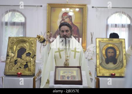 Bekasi City, West Java, Indonésie. 2nd juin 2022. Les chrétiens orthodoxes russes adorent l'Ascension de Jésus-Christ à l'église orthodoxe russe de Saint-Vladimir, Kampung Sawah, Bekasi City, West Java, Indonésie. Les chrétiens orthodoxes russes célèbrent l'Ascension de Jésus-Christ sur la base du calendrier Julien, qui a été introduit par l'empereur Julius en 46 av. J.-C. Les membres de l'église ont prétendu avoir vécu différentes confessions lors de la réalisation des enseignements chrétiens qui ont été considérés comme anciens. (Credit image: © Kuncoro Widyo Rumpoko/Pacific Press via ZUMA Press Wire) Banque D'Images