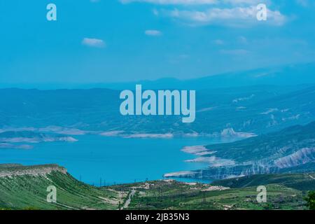 Paysage de montagne avec le réservoir de la centrale hydroélectrique de Chirkey à Dagestan Banque D'Images