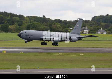 62-3549, un Boeing KC-135R Stratotanker exploité par la 185th Air ravitaillement Wing de la Garde nationale aérienne de l'Iowa, United States Air Force, arrivant à l'aéroport international de Prestwick à Ayrshire, en Écosse. L'avion supportait 10 Fairchild Republic A-10C Thunderbolt IIS alors qu'ils retournaient aux États-Unis, après avoir participé à l'exercice Swift Response. Banque D'Images