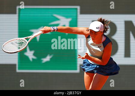 2nd juin 2022; Roland Garros, Paris, France: Tournoi de tennis ouvert français: IGA Swiatek (POL) sert à Daria Kasatkina Banque D'Images