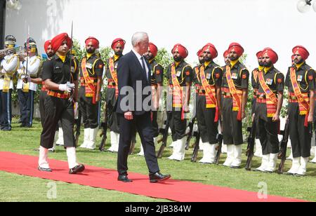 New Delhi, Inde. 2nd juin 2022. Le ministre israélien de la défense, Benny Gantz, inspecte une garde militaire d'honneur commune à New Delhi. (Credit image: © Sondeeop Shankar/Pacific Press via ZUMA Press Wire) Credit: ZUMA Press, Inc./Alay Live News Banque D'Images