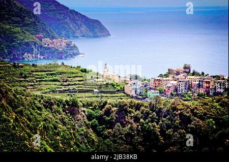 La station balnéaire de Corniglia fait partie des Cinque Terre en Ligurie, en Italie. Banque D'Images