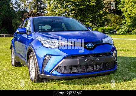 2021 Toyota C-HR Icon Hybrid Electric 1 vitesses CVT 1798 cc 2DR berline, arrivant à Worden Park Motor Village pour le festival Leyland, Royaume-Uni Banque D'Images