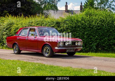 1970 70s soixante-dix rouge Ford Cortina 1600 cc essence 4dr berline, arrivant à Worden Park Motor Village pour le Festival Leyland, Royaume-Uni Banque D'Images